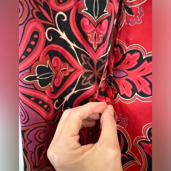 Chico's Red and Black Paisley No Iron Ladies Button Up, Size 1/M - Picture 7 of 8